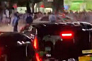 【動画】 渋谷スクランブル交差点のど真ん中で男性が焼身自殺を図ったか、緊急車両駆集結で騒然