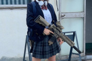 【画像】えなこ「制服と機関銃」コスでJKに！ｗｗｗｗｗｗｗｗｗｗｗｗ