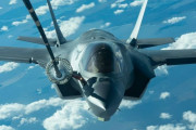 空中給油口が開いたままの米海兵隊F-35Bステルス戦闘機が嘉手納基地に飛来！