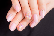 【画像】ギャル女「みんな見てー！このネイルいくらだと思う？笑」ﾊﾟｼｬｗｗｗｗ