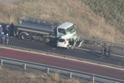 【悲報】30代まんさん、乗用車でタンクローリーに勝負を挑み無事死亡