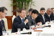 ( ´_ゝ`) 文大統領、韓国大統領府で日本の共同通信らと面会「皆さんの関心と声援が平和を築く上で大いに役立つ」