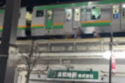【動画】 宇都宮線、今度は浦和駅で人身事故 「赤い傘ひしゃげてた」「ブルーシートに囲まれ運ばれて行った」「外で泣いてる人」「自殺未遂」 救急隊と警察駆けつけ騒然