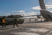 カナダさんレオパルト2戦車を輸送機に積み込み…ウクライナ支援へ！