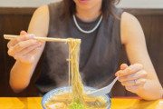 【画像】この女のラーメンの食い方ワロタｗｗｗｗｗ