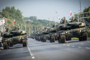 ポーランド軍記念日に首都ワルシャワで軍事パレードが開催…K-2戦車が行進！
