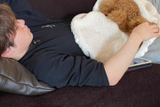 宇野昌磨選手のおなかの上で愛犬のトロちゃんがお昼寝