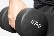 ダンベル10キロを片手で上げるのって凄いよな？