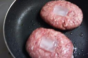 え！？ハンバーグを焼くとき真ん中に氷を突っ込むのって常識じゃないの！？