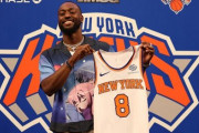 【画像】NBA選手、移籍会見で謎のアニメシャツを着てしまうｗｗｗｗ