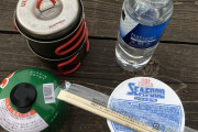 【悲報】わいキャンプ民、コンロを忘れて無念の水カップ麺