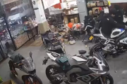【動画】バイク屋さん、なにかに引火して燃えているバイクに「水」をかけたら大惨事になってしまう…
