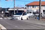 【ダサい】車高を落とし過ぎて一発で交差点を曲がれないプリウス…