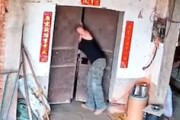 【動画】ドアに挟まれた人を助けようとした男も一緒に挟まれてしまうｗｗｗｗ