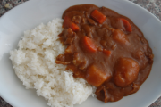 彼女にカレー作って出したら笑われてイラついてる。あの笑い方は悪意あるわ。