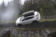 【動画】一瞬壁走りしたぞ！カナダでSUVが5軒の家を飛び越える事故。