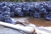 福島原発の除染廃棄物フレコンバッグが流出した現場の映像にぞっとする。