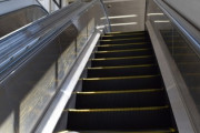 【速報】「エスカレーター歩くな条例」広がる