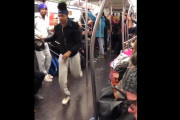 【動画】NYの地下鉄車内で超絶ダンスを披露するパフォーマーが凄すぎる！！