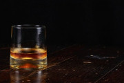 5リットルウイスキーを2週間で　コロナ禍でみたアルコール依存の淵
