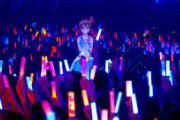 誰かのVtuberのライブに3万出すのに躊躇してるワイの背中を押してくれ