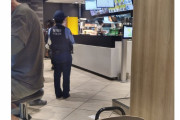 【画像】警察官さん、マクドを買いに来ただけで晒される……