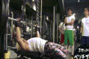 【GIF】松本人志さん、ベンチプレスで135キロのバーベルを3回あげてしまう