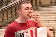 【動画】過激な抗議活動を行うヴィーガン集団の目の前で、堂々とチキンを食う猛者が発見されるｗｗｗｗｗｗ