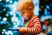 2歳児の6割がインターネットを利用…スマホに慣れた子供はリアルな遊びに興味を示さず