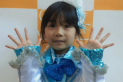 バンザイVenusの衣装を着た中坂美祐「この頃は7歳でした！」