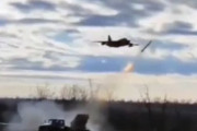 ロシア軍が味方ジェット機に「ロケット砲」を連射する動画…誤射で撃墜の危機も全弾はずす！