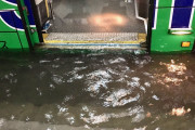 車で水たまり走っていて途中で止まってマフラーが水没すると車死ぬらしいな