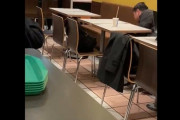 【動画】マクドナルドで女の子が席を立った瞬間、席を移動し座席の匂いを嗅ぐオッサンが撮影される