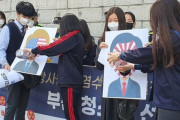 【韓国】　高校生が集会　「福島原発の汚染水、日本人が飲め」　日本人と米国人に飲ませるパフォーマンス