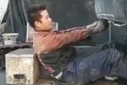 【動画】中国人さん、車の修理中に黒人に転生してしまう