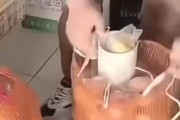 【動画】中国あるある、客を騙すための果物の「包装袋詰め」のやり方がこちら！