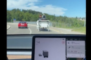 【悲報】テスラの車、馬車を認識できずに混乱する