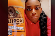 【悲報】TikTokユーザー「接着剤で髪をセットしたら固まってしまった！接着剤メーカーを訴えてやる！」