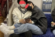 【画像】何故チーズ系のカップルは電車内でやたらイチャイチャするのかｗｗｗｗｗｗ