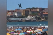 スペイン空軍のF-18戦闘機のデモ飛行がヤバすぎて会場騒然…鳥の群れを回避！