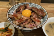 外国人「東京の牛丼を見てくれ、これがたったの1600円だ」