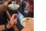 【悲報】スマホをイジってラーメンを食べていた男、ブチギレられ晒されてしまう