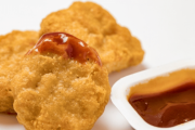 マクドナルド店員「10個入りのナゲットにいつも11個入れてたよ」