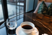 ブラックコーヒーを飲む男(ブラックコーヒー飲んでたらかっこええやろなぁ･･･ｗ)ブラックコーヒーゴクゴ