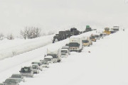 【大雪】関越道、立ち往生1000台　40時間車で過ごした人も…トラック運転手「食べるものがなくなり、雪を食べてしのいだ」