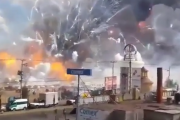 【海外】メキシコの花火工場で起きた爆発事故の映像が地獄「まるで映画」「何度見ても凄まじい映像…」