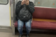 【悲報】電車内の女さん 「ギャーッ!!向かい側の男が盗撮してる気がするの！」ﾊﾟｼｬｯ