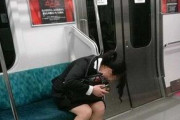 【悲報】女さん、電車内で吐く