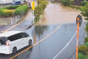 【ライブ動画】福岡で大雨で冠水した道路に日産セレナが突っ込み動かなくなる→水が引いた現在もカーブで見えにくい場所で置物と化し放置されている模様ｗｗｗｗｗｗｗ