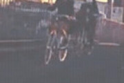 【動画】 帰り道でいきなりチャリの上でM字に開脚してパンモロしてたJKいたんやが・・